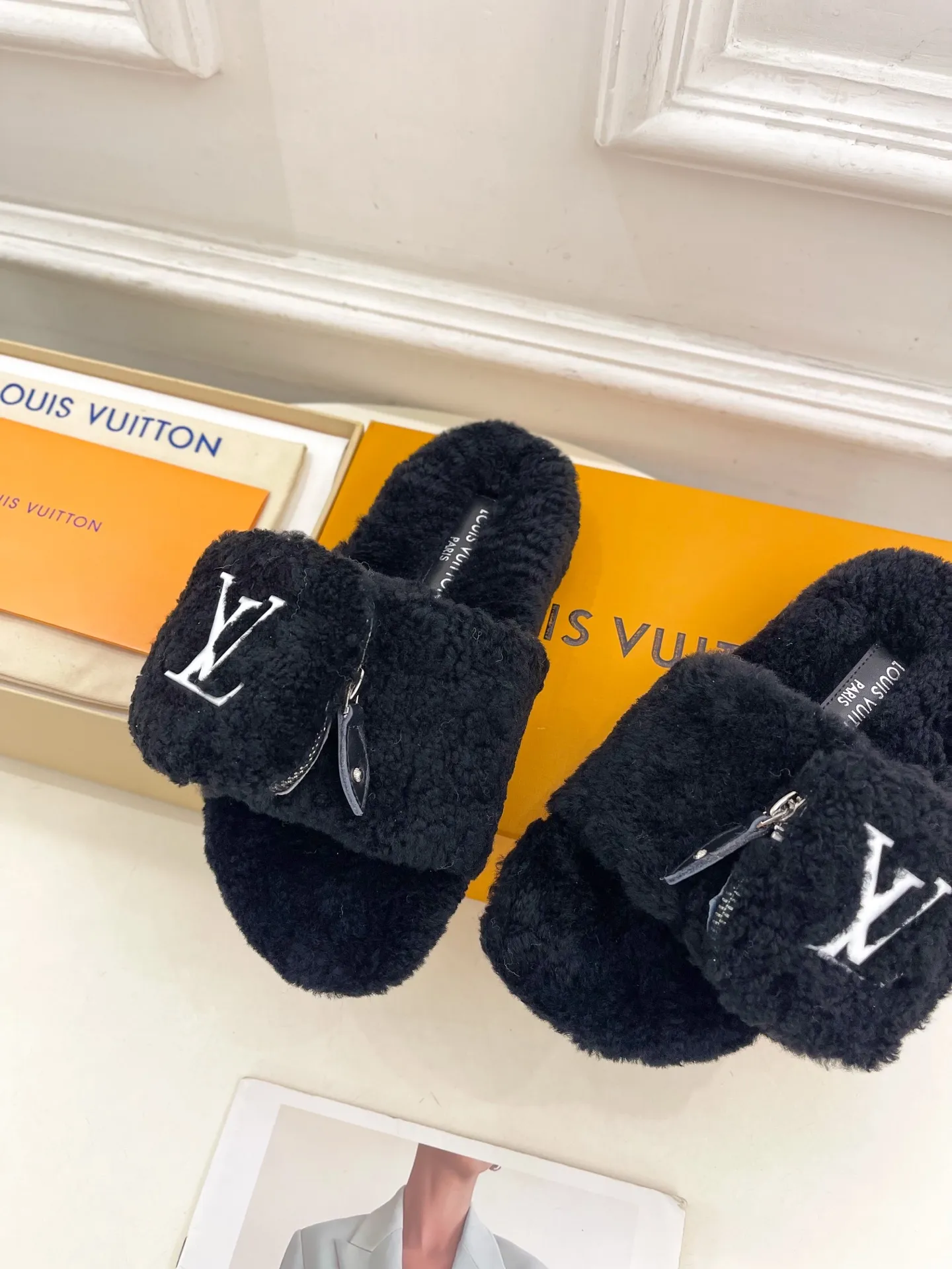 👟👟Ex-factory price 480👟👟 | Louis Vuitton 25𝐬𝐬 🧡💚2025 spring and summer new style top version⚠️ The counter features the latest LV wallet fur slippers, new hard goods🆕 ❥BS purchasing level! Full of high-end feel! A popular model among bloggers at home and abroad, it’s retro and fashionable and looks amazing on your feet! Mainly recommended model on the official website★ ━━━━━ ЅᏇєєt ━━━━━ ▪️Upper: Original custom-made wool ▪️Lining: imported goat hair lining ▪️Outsole: Original custom-made non-slip outsole ▪️Heel height: flat ▪️Shoe size: 35-39 (40.41.42 customization is not returnable)